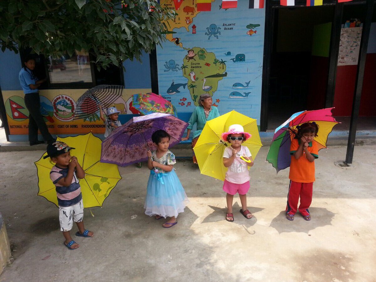 PennwoodAcademy's tweet image. #prepP enjoying in their summer ☀️ dresses 👗 @PennwoodAcademy