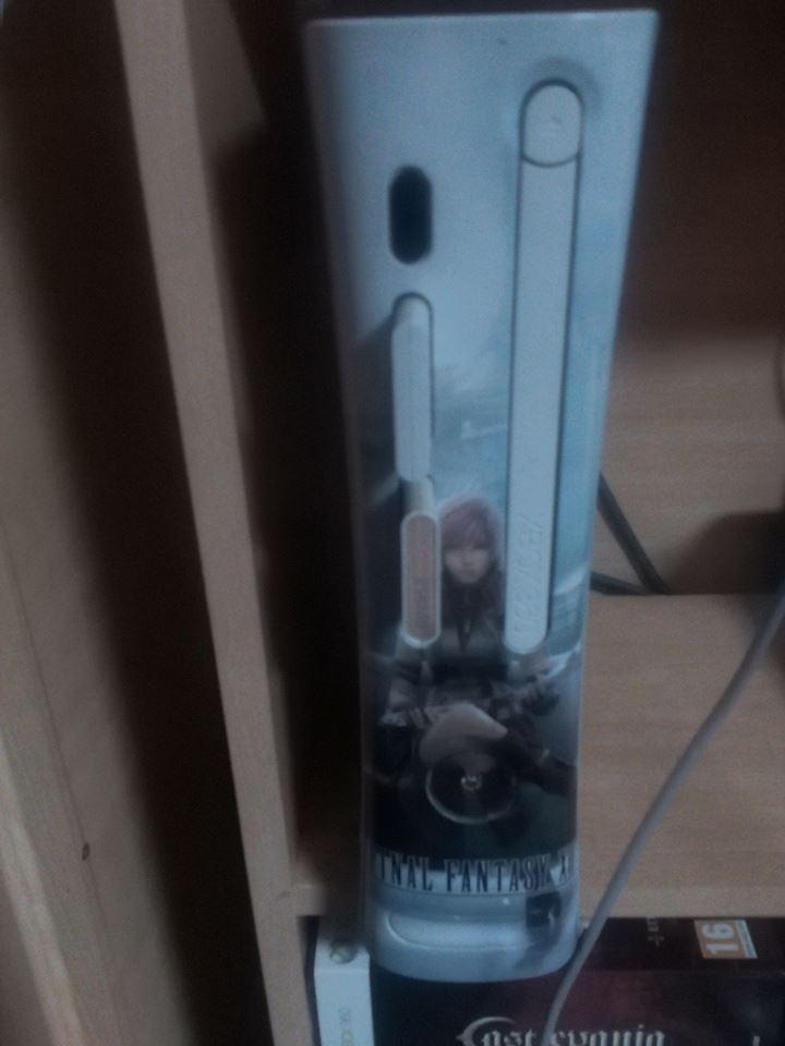 Vendo Xbox 360 arcade (la que no llevaba disco duro), a veces falla la bandeja de los discos, ideal para meterle emuladores, la entrego sin mando, 30 euros mas envio.