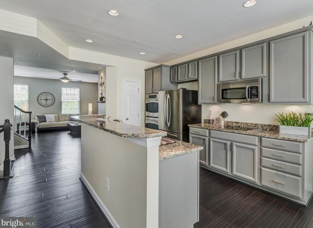 SimplyReferable's tweet image. Just Listed! Announcing our newest home! This property features a home theater, chef’s kitchen, master suite with lux bath and private parking. Learn More: bit.ly/2MzNi7E
 
This is not intended as a solicitation. All info reliable but not guaranteed.  
#SimplyReferable