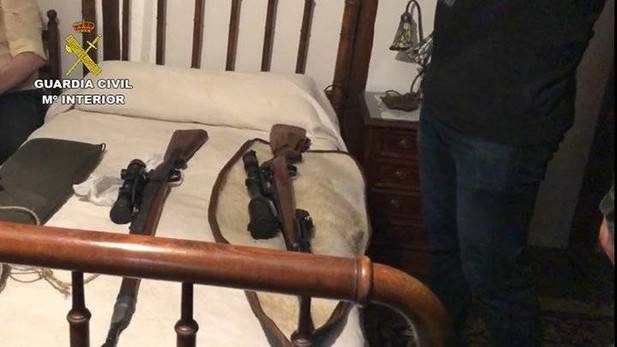 AhotsaInfo's tweet photo. Un lider fascista detenido en Baztán con varias armas es puesto en libertad pese a que tenía prohibido tener armas por una condena anterior.
Se trata de José Ignacio Irusta, lider de Falange Vasconavarra y condenado por pertenencia a Falange y Tradición

https://t.co/qZEtzvrgUs https://t.co/eE1u3fiuDI