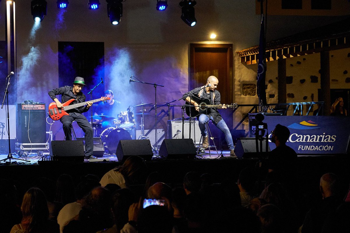 CajaCanarias's tweet photo. Skinny Soul, ganadora del #Premio de #Música Joven 2018 CajaCanarias, tras la gran final celebrada anoche, en nuestro Espacio Cultural #Garachico. Junto a Lucía Rodríguez y Carolina Abreu, así como la formación Furious Mike and The Green Dog Band, ¡Inolvidables actuaciones! https://t.co/Czik5hSjiU
