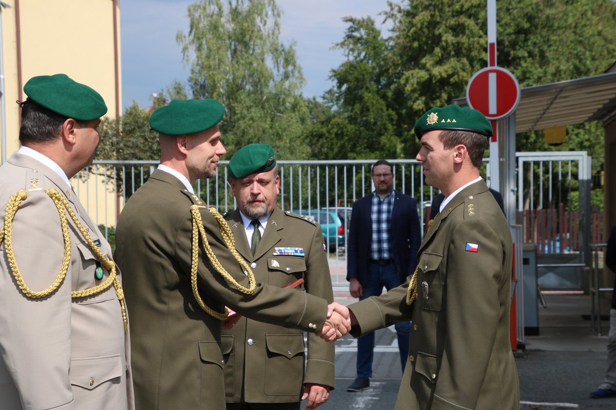 ObranaTweetuje's tweet image. Den ozbrojených sil dnes oslavili také vojáci Vojenského geografického a hydrometeorologického úřadu v Dobrušce, kteří rovněž uctili památku generála Josefa Churavého, legionáře a účastníka protinacistického odboje. #denozbrojenychsil #geografie #meteorolog