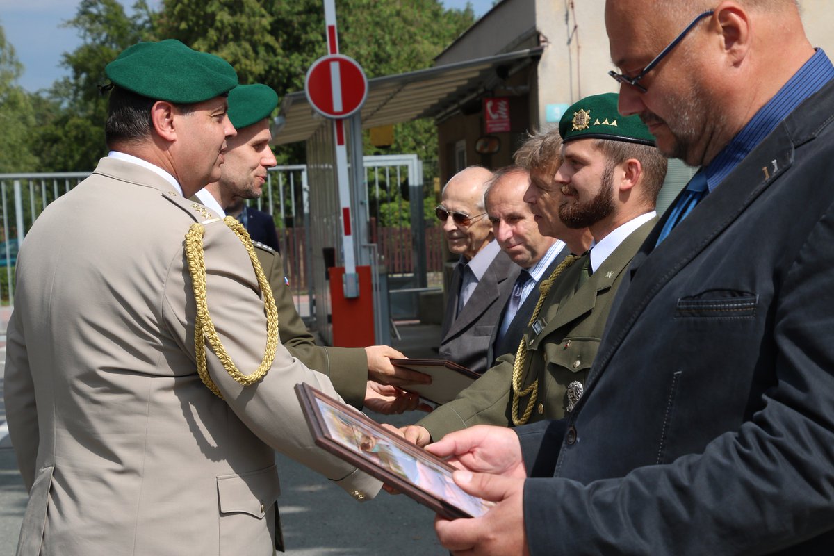 ObranaTweetuje's tweet image. Den ozbrojených sil dnes oslavili také vojáci Vojenského geografického a hydrometeorologického úřadu v Dobrušce, kteří rovněž uctili památku generála Josefa Churavého, legionáře a účastníka protinacistického odboje. #denozbrojenychsil #geografie #meteorolog