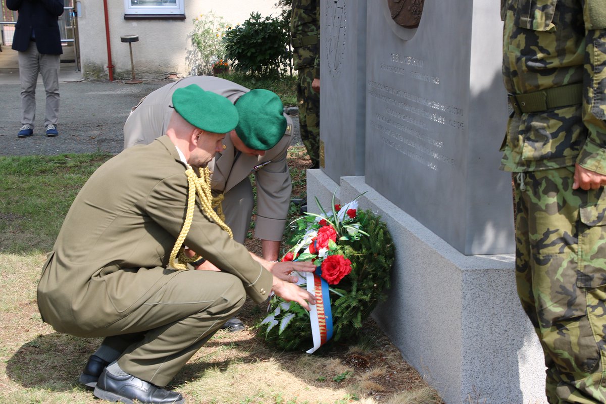 ObranaTweetuje's tweet image. Den ozbrojených sil dnes oslavili také vojáci Vojenského geografického a hydrometeorologického úřadu v Dobrušce, kteří rovněž uctili památku generála Josefa Churavého, legionáře a účastníka protinacistického odboje. #denozbrojenychsil #geografie #meteorolog