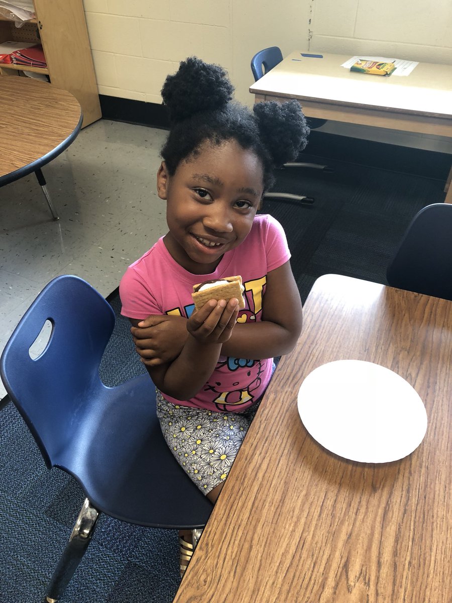 morganljohnson9's tweet photo. All throughout #TeacherResidencyCCSD we have been learning about the forest habitat and turned out classroom into a forest. On the last day we celebrated with S’mores. https://t.co/LWxwymbupW