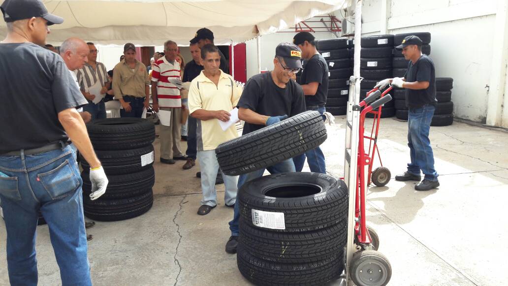 Ferrominera_CVG's tweet photo. En protección del salario de la clase trabajadora de Ferrominera, continúa hoy la jornada de entrega de cauchos. Medidas Revolucionarias contra la guerra económica #29Jun @NicolasMaduro https://t.co/r9kfXndStq
