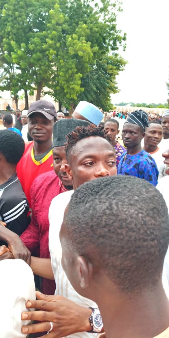 Abuja_Facts's tweet image. So @Ahmedmusa718 of the @NGSuperEagles was at the National Mosque in ABUJA to observe the Friday Juma’ah Prayers and he was surrounded by fans who showed their appreciation for his efforts and that of his team members in Nigeria’s #FIFAWorldCup matches