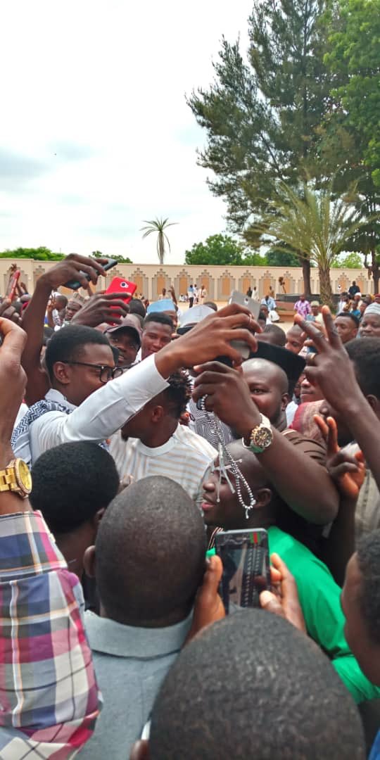 Abuja_Facts's tweet image. So @Ahmedmusa718 of the @NGSuperEagles was at the National Mosque in ABUJA to observe the Friday Juma’ah Prayers and he was surrounded by fans who showed their appreciation for his efforts and that of his team members in Nigeria’s #FIFAWorldCup matches