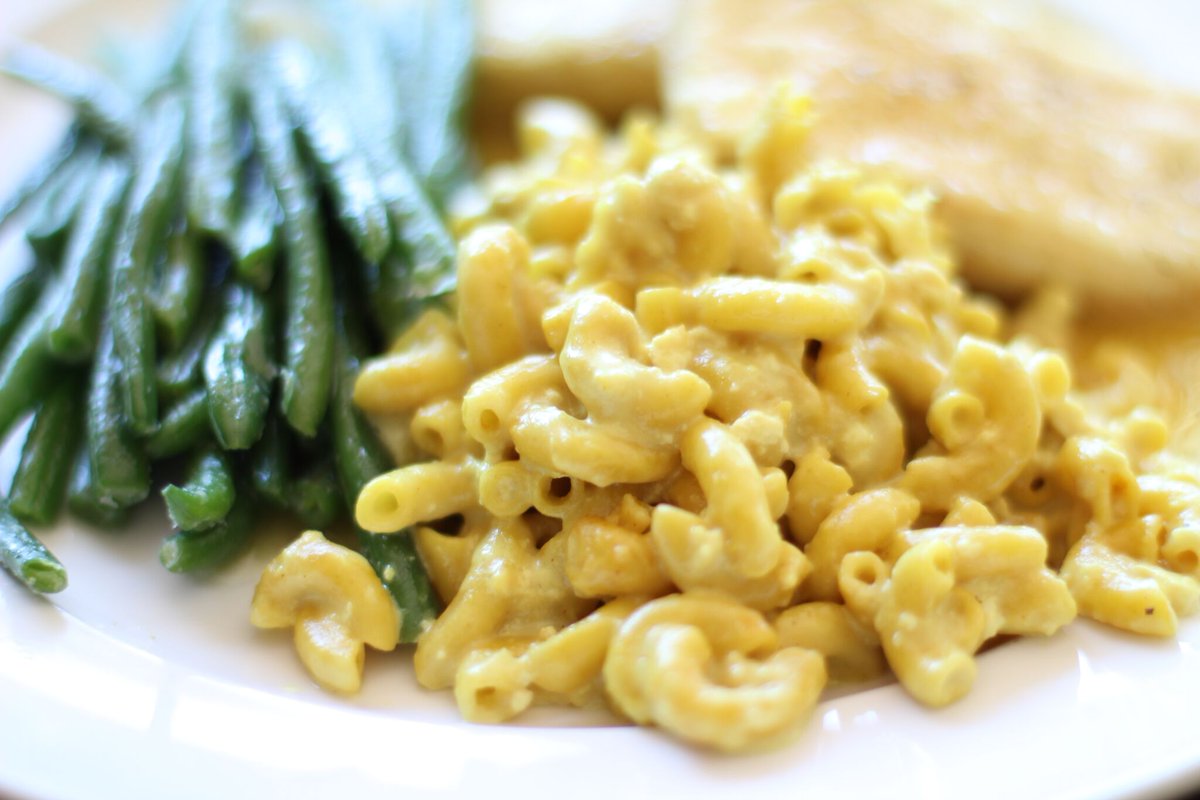 Start cheesin', its Friday! Come enjoy a hot plate of our delicious mac n' cheese and green beans! 
#southerncharm #southernfood #food #hungry #gainesville #gainesvillefood #gainesvillerestaurants