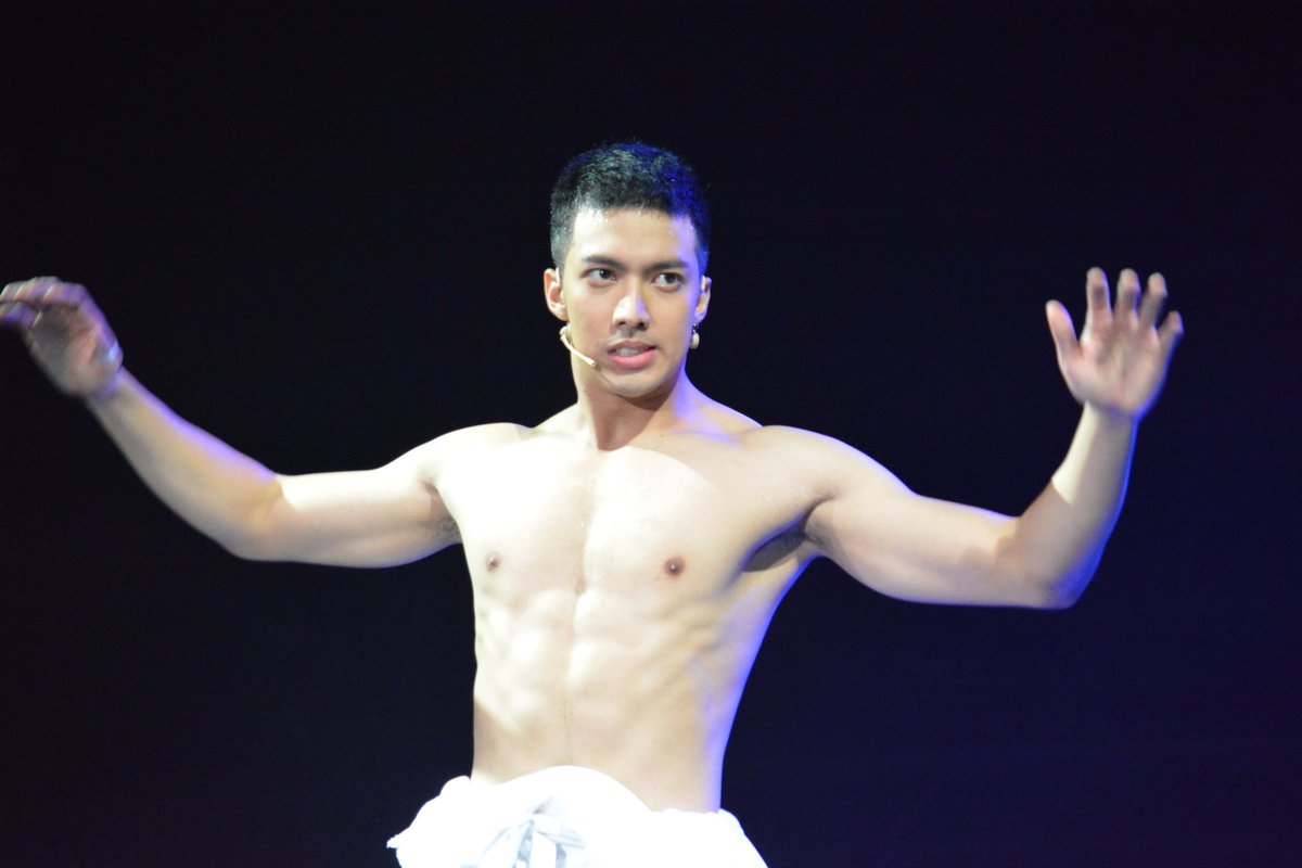 prusapakhom's tweet photo. อยากเดินเข้าไปกอด และบอกว่ารักมากมาย 555555555 🤣 #กั้งกรณ์ #7wondersconcert2018 #kangkorns  #24June2018 https://t.co/NRdSRDHMZo