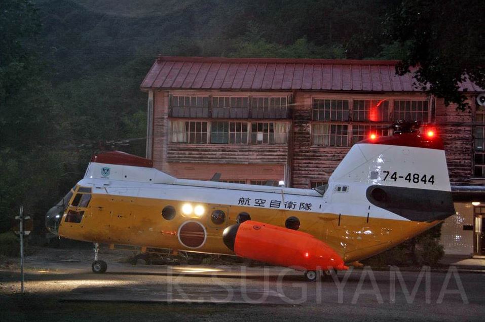 ぱらみり ファイザーブースト状態 Rt Yomigaeru Sora ちょっと珍しい写真を よみ空 が原作となった映画 空へー救いの翼 Rescue Wingsー のロケの際に撮影したものです 冒頭のv 107a 844号機 が山間の小学校の校庭に着陸するシーンの撮影時に