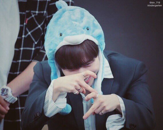 shineeworld1218's tweet photo. こうなって〜
近づいて〜
くっつくかと思いきや…？
離れた〜、はい残念〜

悪い顔してるw https://t.co/uTF8ZBQF72