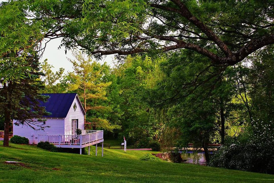 EstatesVirginia's tweet photo. Sharp Rock Vineyards is a beautiful mix of vineyards, fields, and woods along the Hughes River in #NoVA. Visitors can sample the 12 awesome estate wines in the 100 year old barn that has been repurposed as a tasting room! #VirginiaEstates #vineyards 

https://t.co/daXiwRFk7F https://t.co/bOILpEf66B