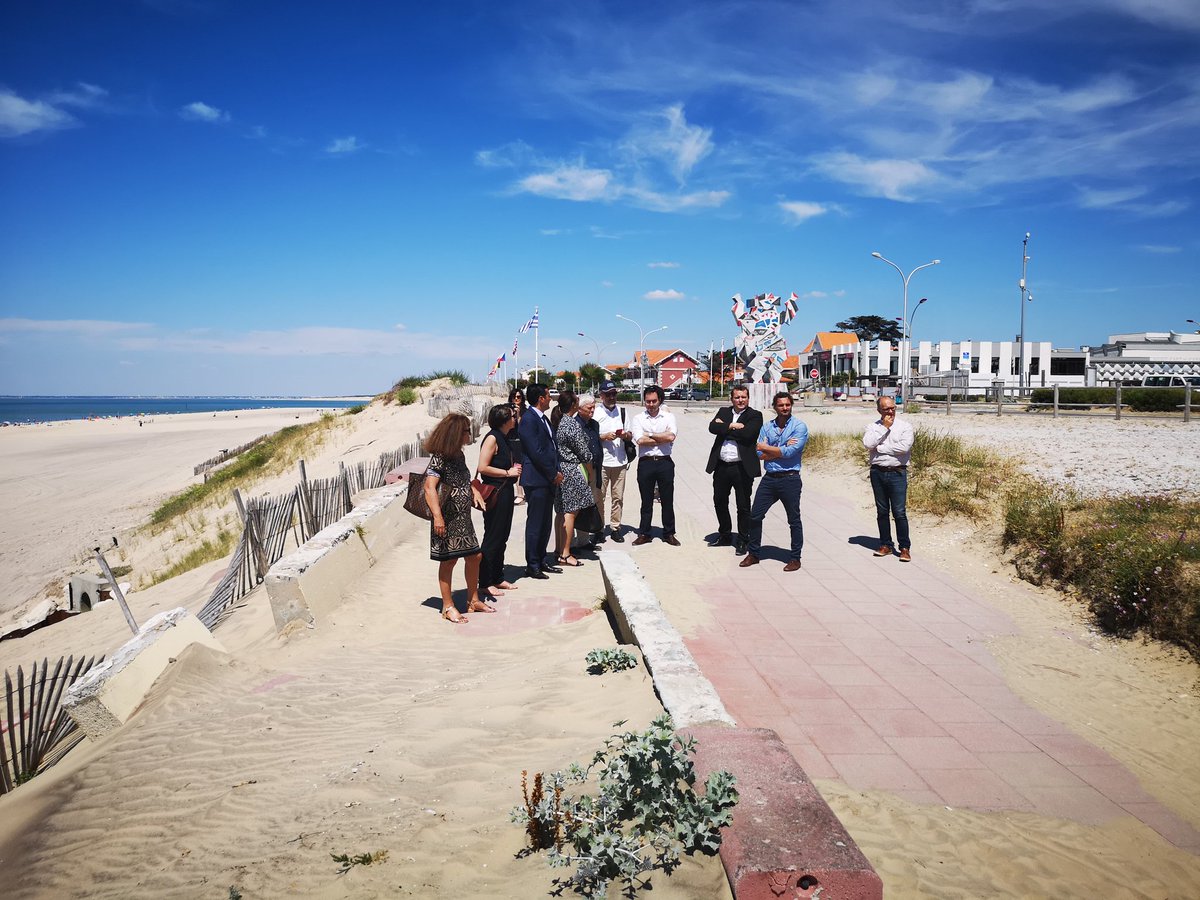 MainaSage's tweet photo. #MIPclimat Visite du site de #Soulac sur mer où se trouve notamment le bâtiment signal, construit sur une zone fortement touchée par l'érosion. Il présente aujourd'hui un risque majeur d'effondrement et doit être démoli ! Quid du desamientage et de l'indemnisation des familles https://t.co/W95HkoKEKN
