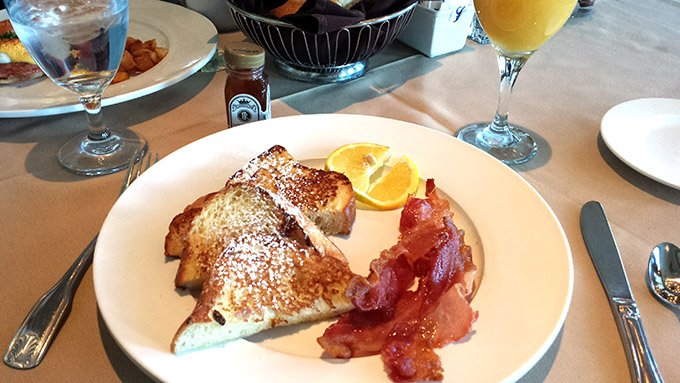 lovetravelingto's tweet photo. Wish we could start off breakfast this way every day! #RiverInn in #Memphis My husband is a big fan of Eggs Benedict and he said this was excellent. #travel
. https://t.co/ijarXOo2Ei