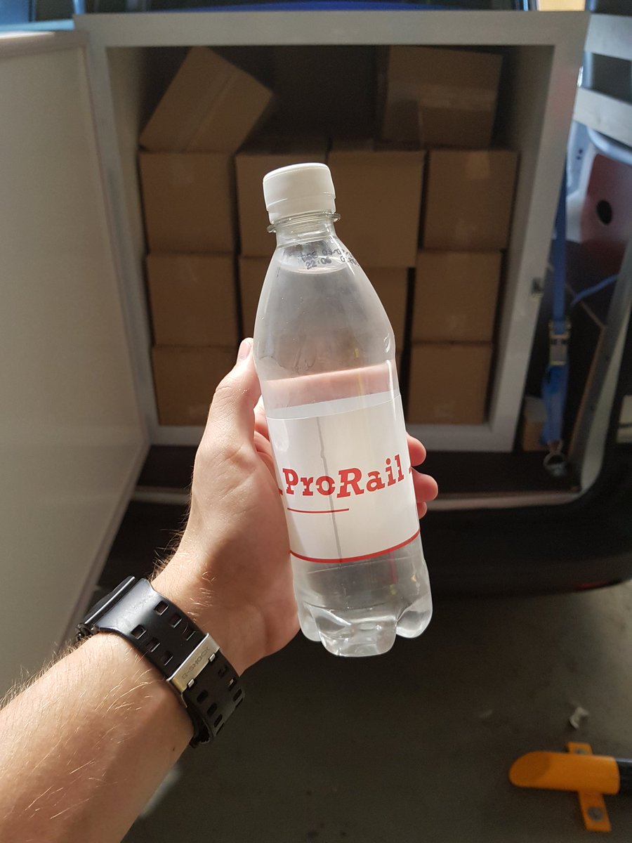 ICB_Patrick's tweet photo. Late dienst op @Schiphol met @serserge.
Warm weer - Zon - Zonnebril ✅
Voertuig ✅
Warm Zwart tenue ✅
Rustdag WK voetbal ✅
Veel (heel veel) flesjes water✅  
(voor eventuele #gestrande #reizigers bij calamiteiten.)
#ProRail #Incidentenbestrijding #NS #warm #WK2018 #Worldcup https://t.co/tVqFK6TXfA