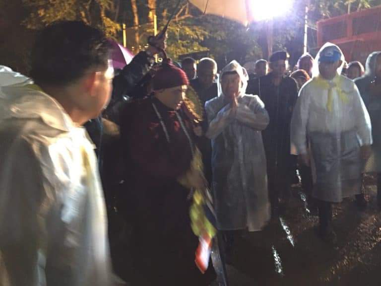 KATCHYWANWAN's tweet photo. ครูบาบุญชุ่ม ญาณสังวโร เจ้าอาวาสวัดดอนเรือง เมืองพง รัฐฉาน ประเทศพม่า เดินทางมาถ้ำหลวง จ.เชียงรายแล้ว เพื่อ พิธีแผ่เมตตา ขอขมาเจ้าป่าเจ้าเขา บริเวณทางเข้าถ้ำหลวง พร้อมทำพิธีปัดเป่าเปิดทางปากถ้ำ เพื่อขอให้เจ้าหน้าที่สามารถช่วยเด็กๆและผู้ช่วยโค้ช #ถ้ำหลวง #SpringNews https://t.co/A1AGp0s9Rs