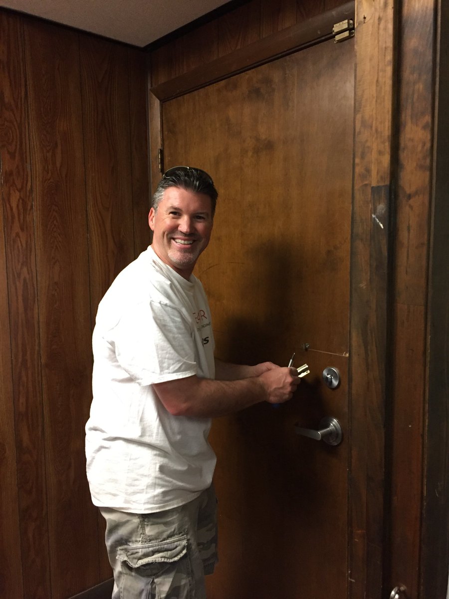 L3HarrisTech's tweet photo. #HarrisCorp team members volunteered their time to paint and repair the South Brevard Sharing Center in Melbourne, Florida. https://t.co/ck1fCjjP52 #HarrisHEART https://t.co/PAacVpBlpm