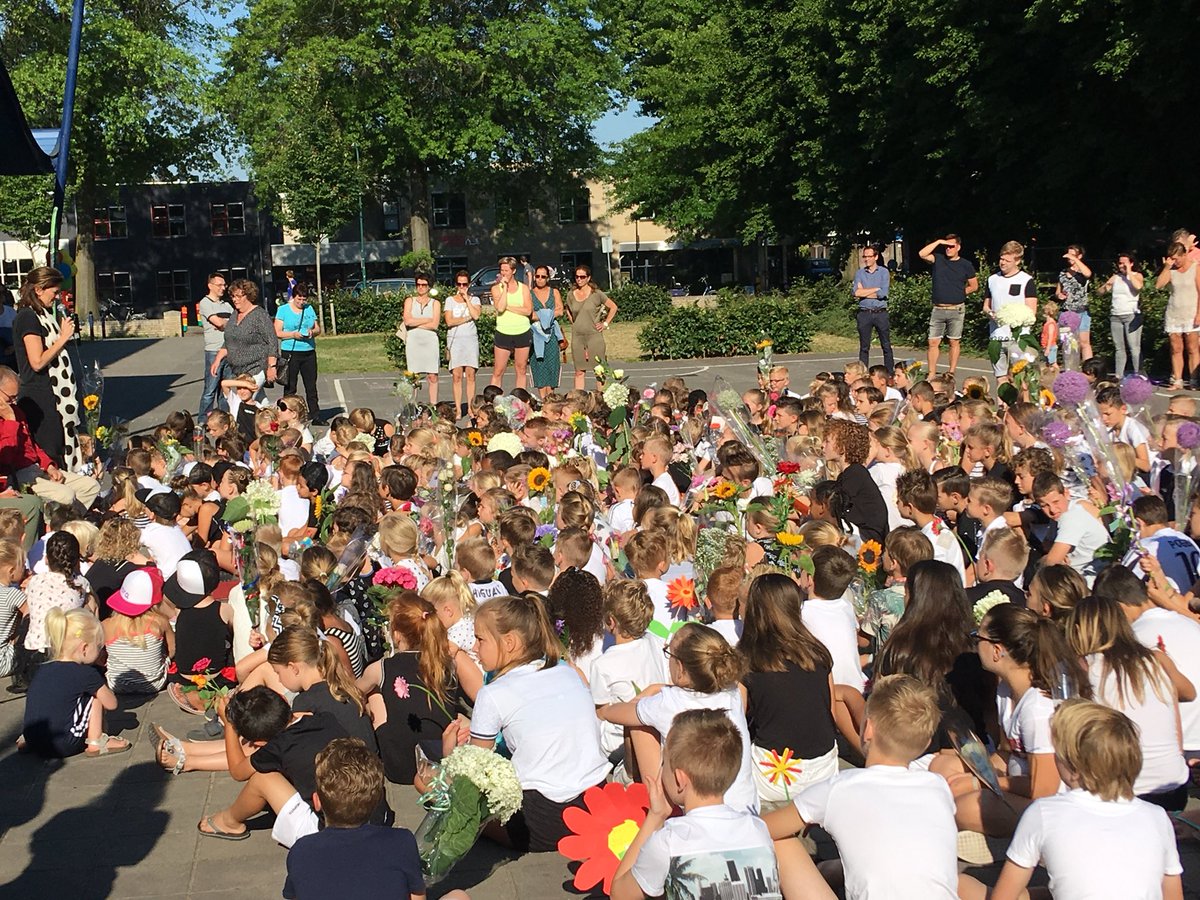 ODAschool's tweet photo. Na een geslaagd afscheidsfeestje op school, is het nu tijd voor de receptie voor juf Maria. Na 44 jaar neemt deze topper afscheid van het onderwijs 💪 https://t.co/mHnIfLA8HD