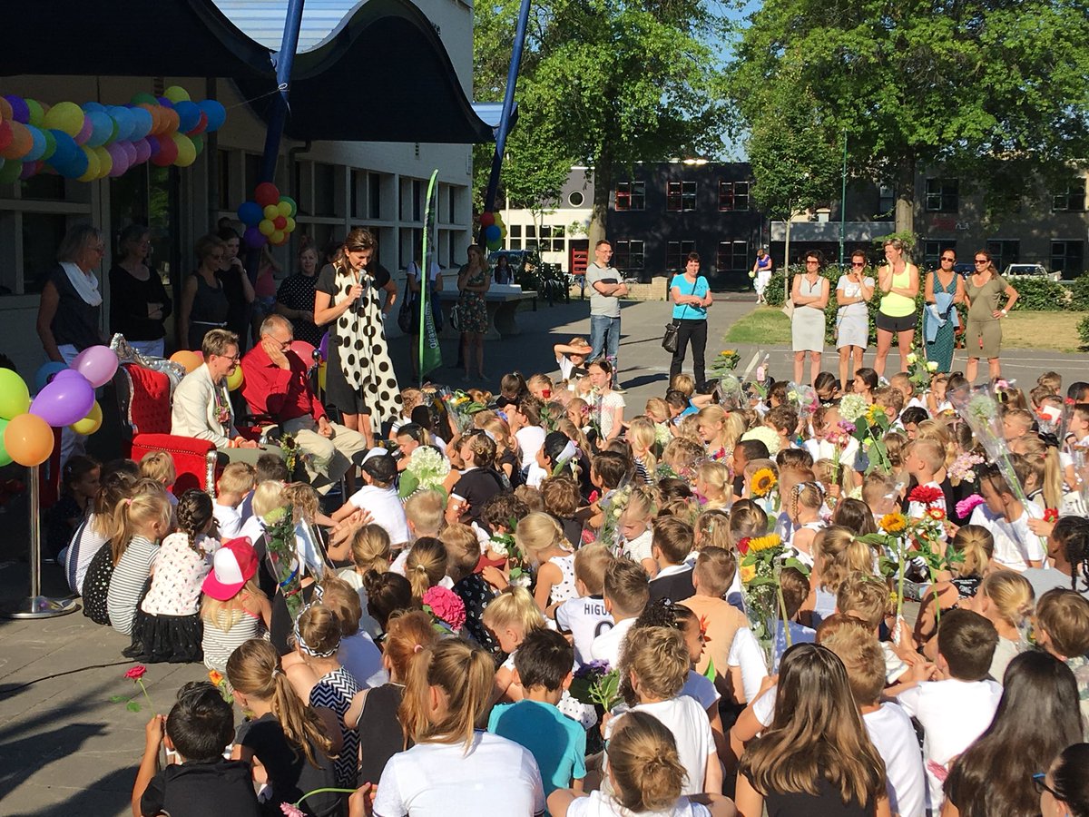 ODAschool's tweet photo. Na een geslaagd afscheidsfeestje op school, is het nu tijd voor de receptie voor juf Maria. Na 44 jaar neemt deze topper afscheid van het onderwijs 💪 https://t.co/mHnIfLA8HD