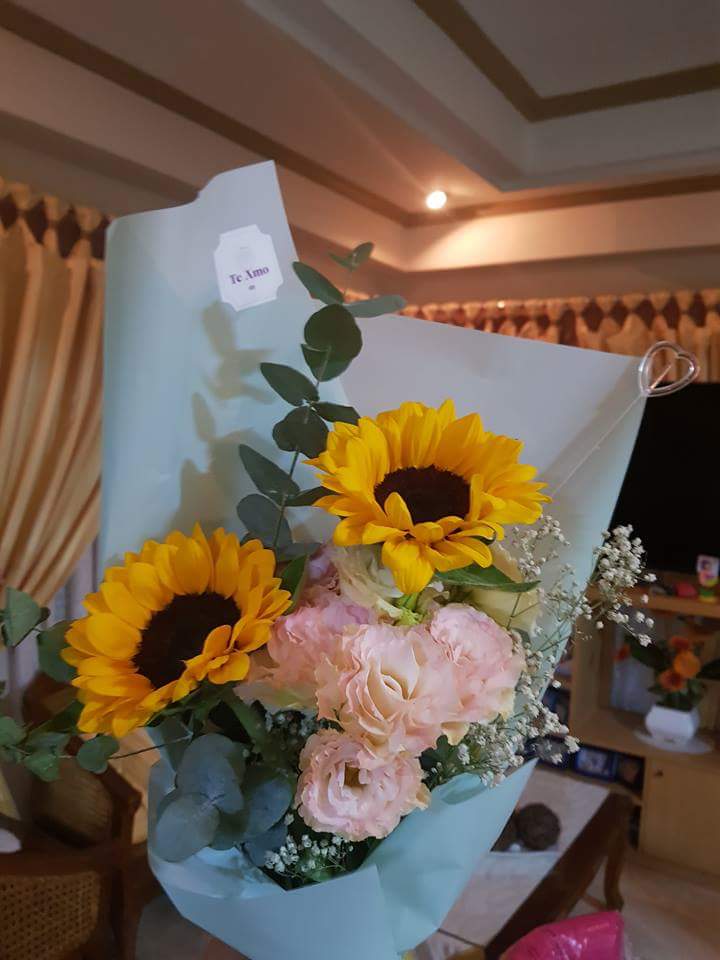 lykayabut's tweet photo. I love you, @daneesor! Thanks for sending us flowers during our graduation day! #LDBFF https://t.co/6Rbd7YcV1x