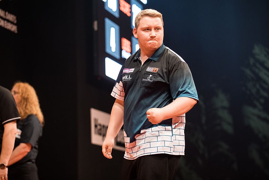 WINNER | @MarSchindler180 gets the job done in style to delight the Hamburg crowd! Martin Schindler 6-1 Mario Robbe 📺Watch the #ET9 action in PDCTV-HD ▶️ Results & streaming info: pdc.tv/node/7733