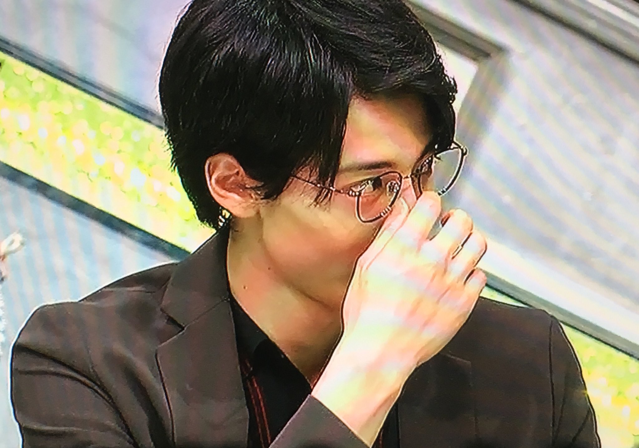 タワ氏 笑いこらえる時口元を手で隠してるんだけどその手がエロすぎてエロ T Co Zafexhm8zi Twitter
