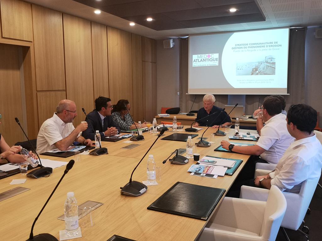 MainaSage's tweet photo. #MIPclimat Réunion de travail à la mairie de #Soulac sur la gestion du phénomène d'érosion de la pointe de la négade à la jetée de la grave @medocatlantique https://t.co/sbGlt7Ct3x