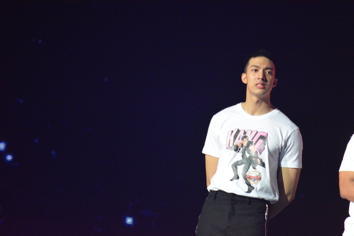 prusapakhom's tweet photo. เริ่ม เบะแล้วว เอ็นดูววว #kangkorns #กั้งกรณ์ #7wondersconcert2018 #24June2018 https://t.co/xH6Vk6FHsl