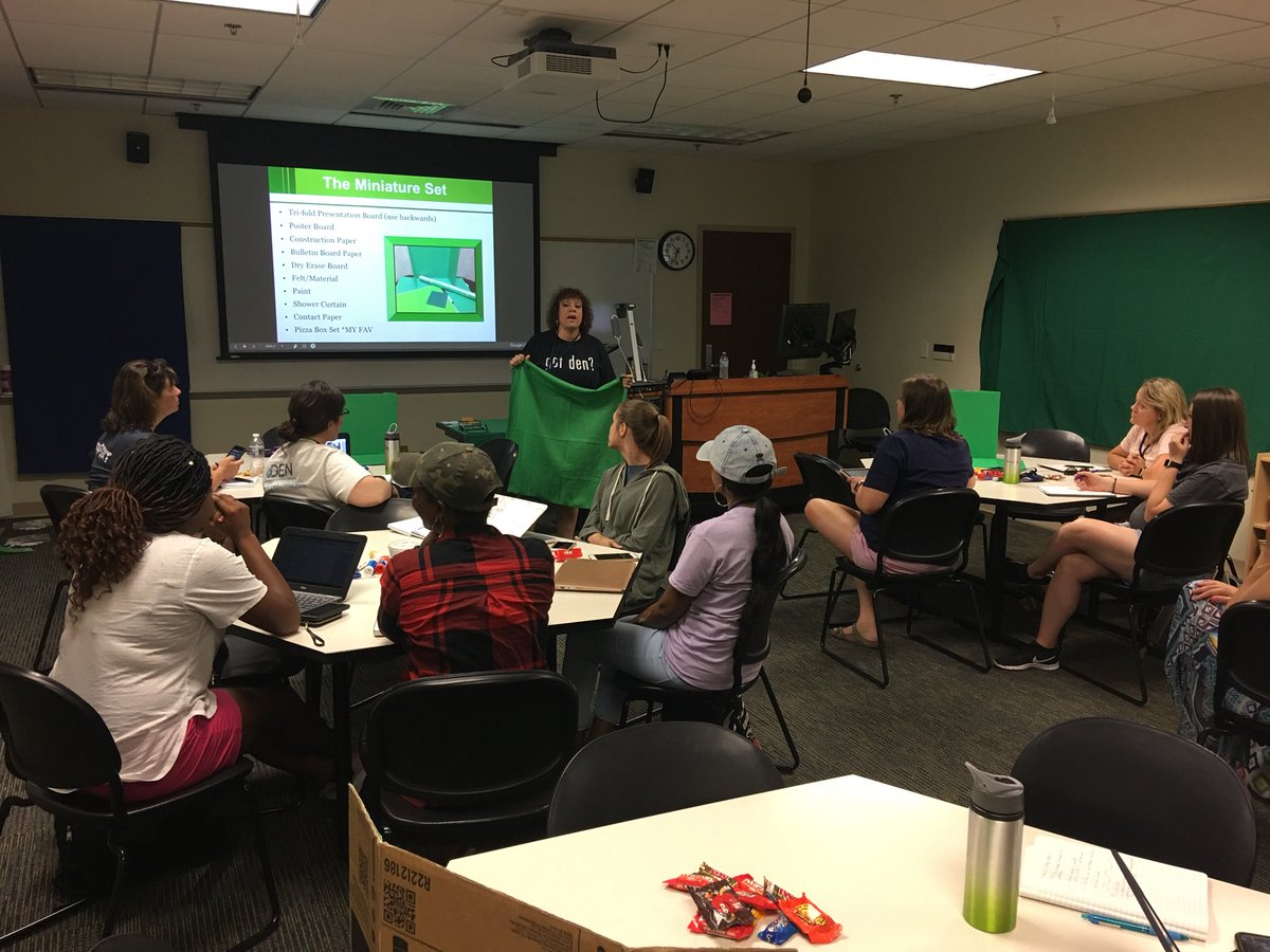 DoInkTweets's tweet photo. RT @Rodney_Crouse: Mind blown with green screen ease with @CurlyTeach @DiscoveryEd @DoInkTweets #STEMmersion18 https://t.co/FuNjbkARbm #doink #greenscreen