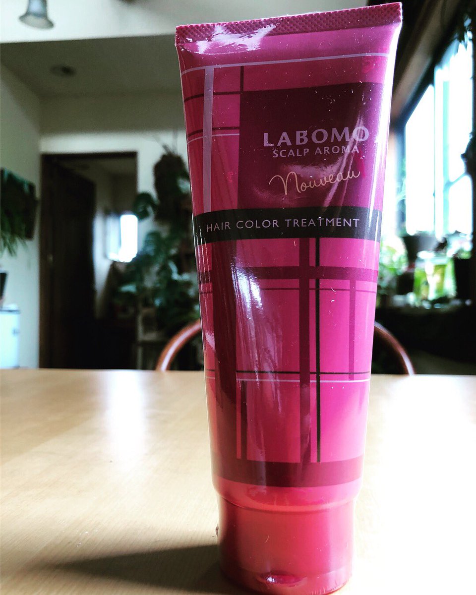 抹茶子 アートネイチャー ラボモ スカルプアロマ ヘアカラートリートメント ヌーボー を使用させて頂きました シャンプー後の気になる白髪に馴染ませて3分待つだけで白髪が染まる 白髪用ヘアカラートリートメント です 時間が無い 余裕が無い人にも
