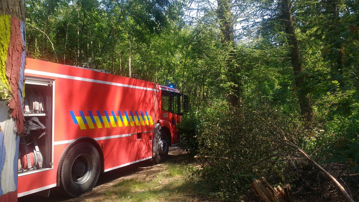 bzcentrum's tweet image. Let zeer goed op met kampvuren, sigaretten en glazen flessen tijdens de droogte. Om 14 uur bluste de brandweer een kampvuur in het Parkbos in Sint-Denijs-Westrem. Het vuur was al anderhalve meter opgeschoven in de humuslaag.  Zie je brand in een natuurgebied? Bel snel 112!