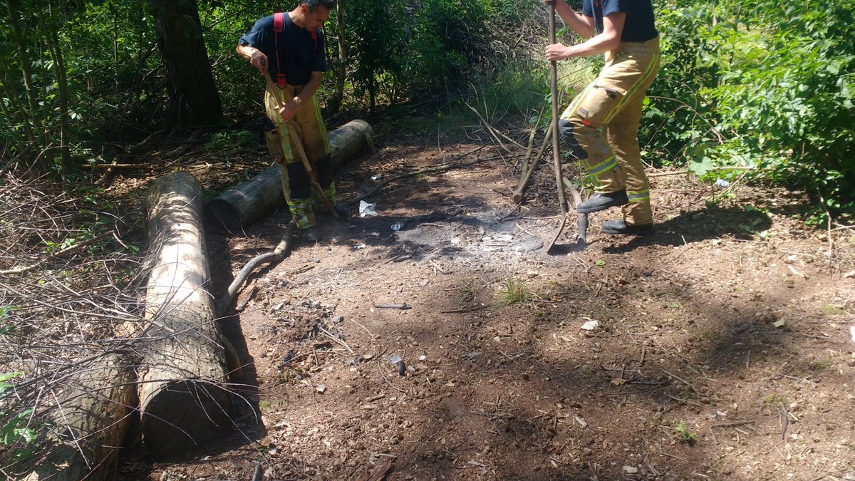 bzcentrum's tweet image. Let zeer goed op met kampvuren, sigaretten en glazen flessen tijdens de droogte. Om 14 uur bluste de brandweer een kampvuur in het Parkbos in Sint-Denijs-Westrem. Het vuur was al anderhalve meter opgeschoven in de humuslaag.  Zie je brand in een natuurgebied? Bel snel 112!