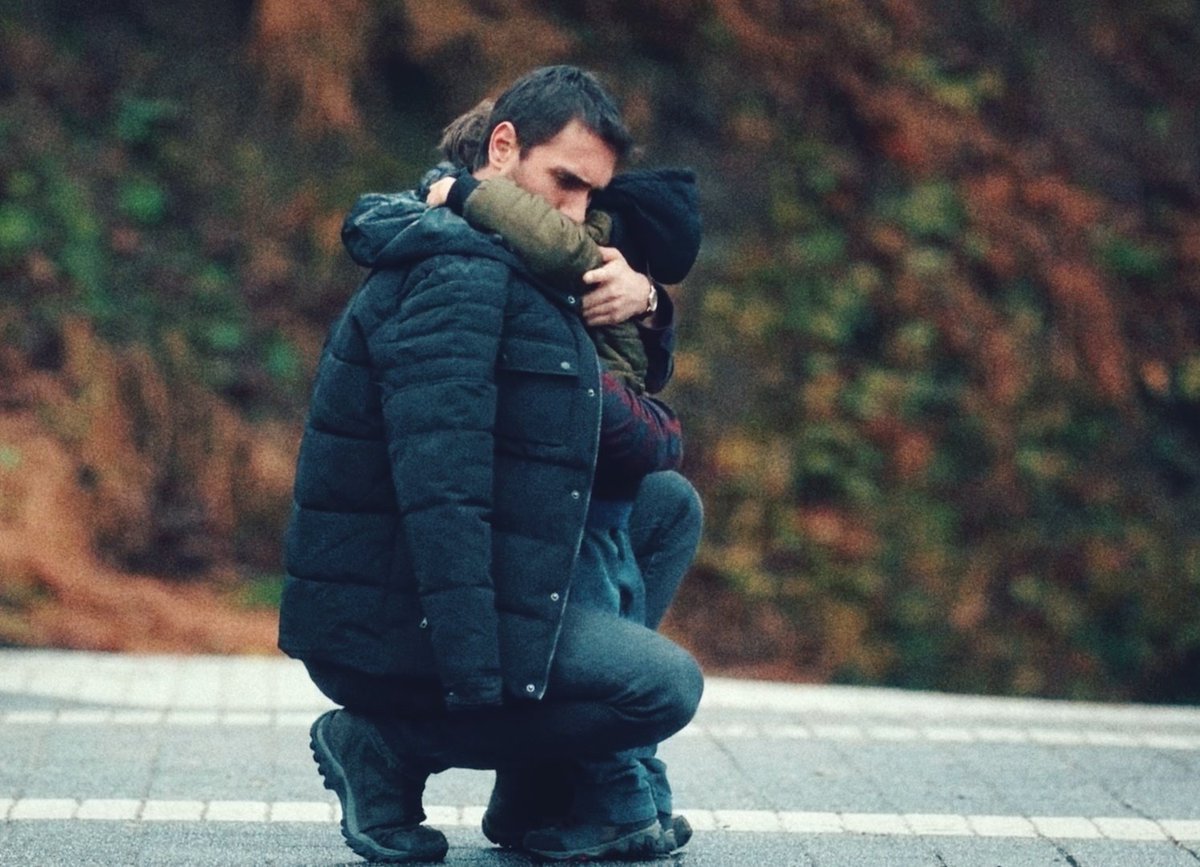 Kendinin olmayan çocuğu canı pahasına koruyan adamlar arttıkça güzelleşecek dünya...  #Koruyamadım