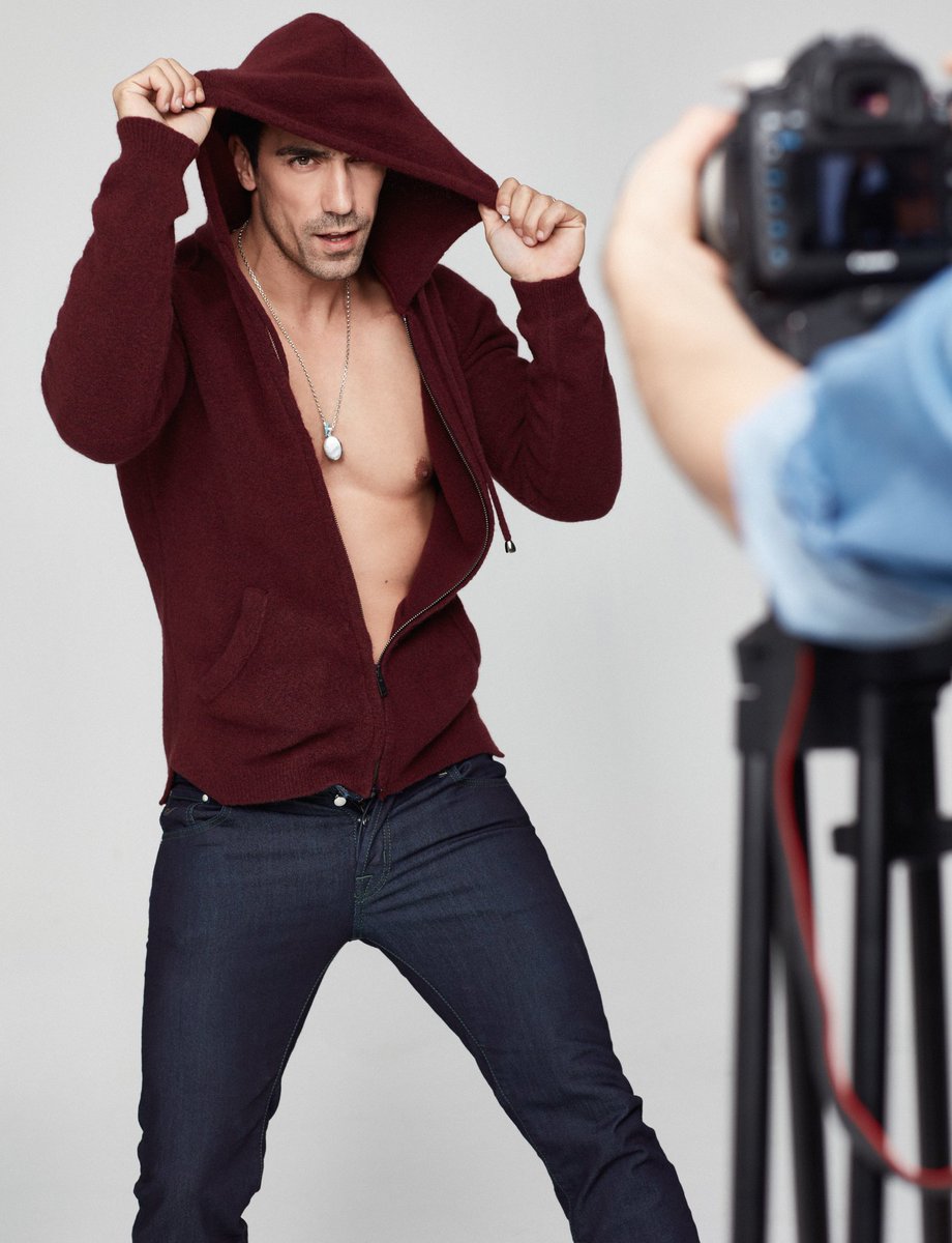 BestOfIbo's tweet photo. Hurriyet investigates about actors fashion&amp;write: İbrahim Çelikkol, who played Ferhat in #SiyahBeyazAsk who made a farewell to the screen by the final,generally didnt give up on the character darkness.Ferhat's combination is @mavi Jeans. #İbrahimÇelikkol https://t.co/Ukw9rOWaqA