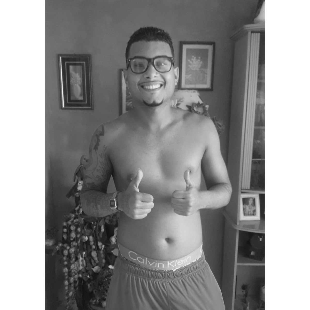 Jotarelikia's tweet photo. Barbeiro da tropa ...✂️📏 https://t.co/HdXgKUEH7y