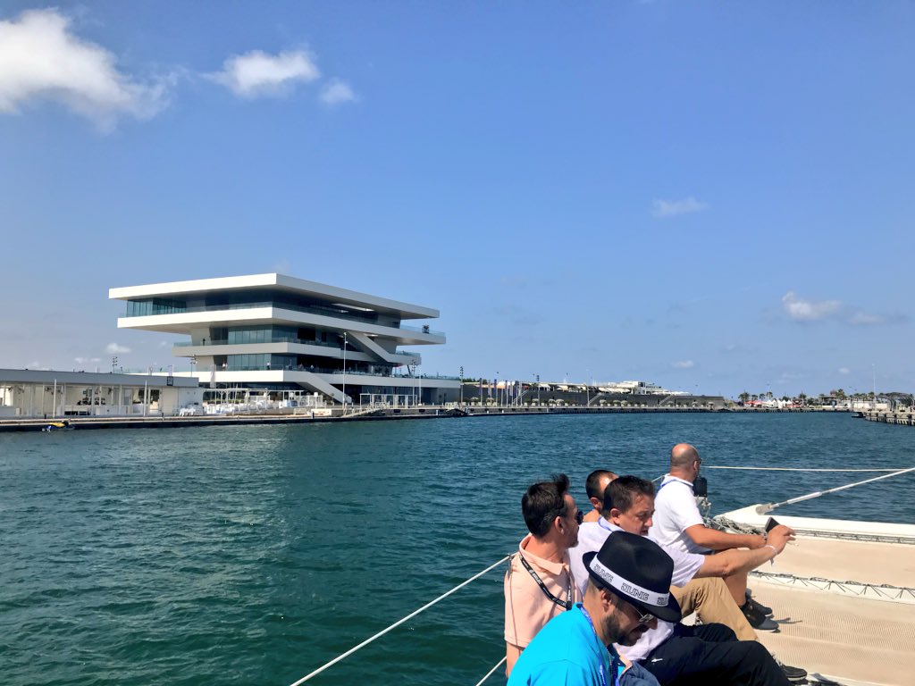ASELECfemeval's tweet photo. Ponemos un broche marítimo a nuestro Día del Instalador ⚓️ Disfrutamos de un paseo en catamarán con nuestros asociados por la Marina de Valencia y las playas próximas ⛵️ #DDi18ASELEC https://t.co/8gC2uumZHM