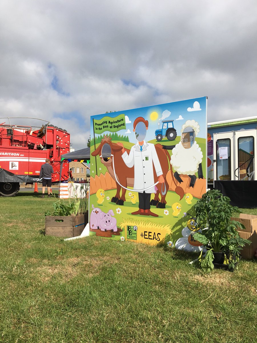 KerryButttriss's tweet photo. Great day at the @KidsCountryUK Food &amp; Farming Day with @EoEAgricultural @Albert_Bartlett delicious potatoes #education #FFD18 https://t.co/AylDlsfc5L