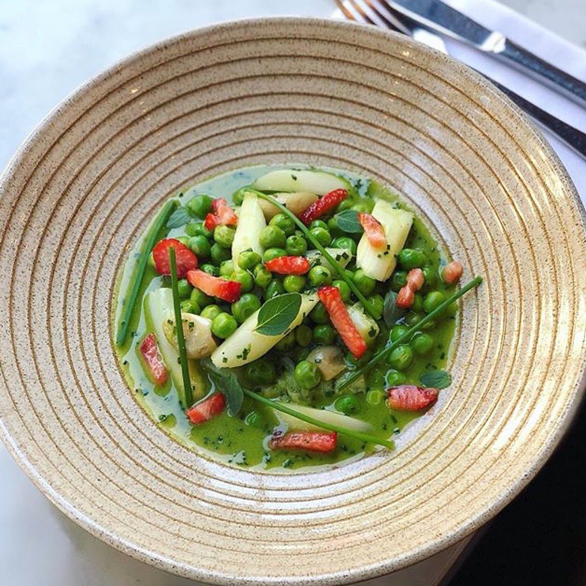 denbypottery's tweet image. .@Jose_Pizarro’s white asparagus, peas and strawberries on #StudioCraft - what more do you need on a sunny day 🍴☀️