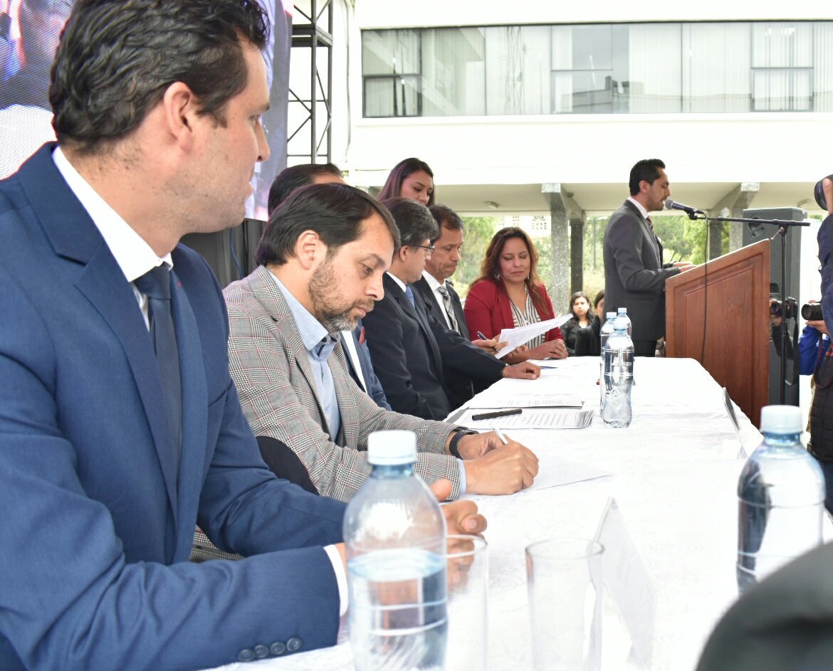 cesitarloja's tweet photo. "El #GobiernoDeTodos del Presidente @Lenin mantiene sus compromisos y junto a la Empresa Pública de la @udecuenca firma estos contratos que buscan optimizar la zona austral del país dentro del #PlanVialAzuay iniciado por el compañero @PaulGranda" @bopalv
#ObrasParaElAustro https://t.co/TljSPbxDxB