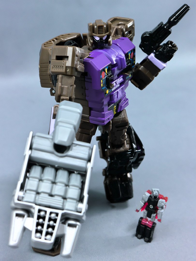 たごーる No Twitter 買ってきたやつ開封中 ということでまず海外組 限定ブラストオフ Uwブレストオフじゃなくてシャトラーの方の変形方式なんですな 合体手首がcw方式だ と思ったら実際 プライムトリロジーの コンバイナーウォーズ名義のアイテムだったという