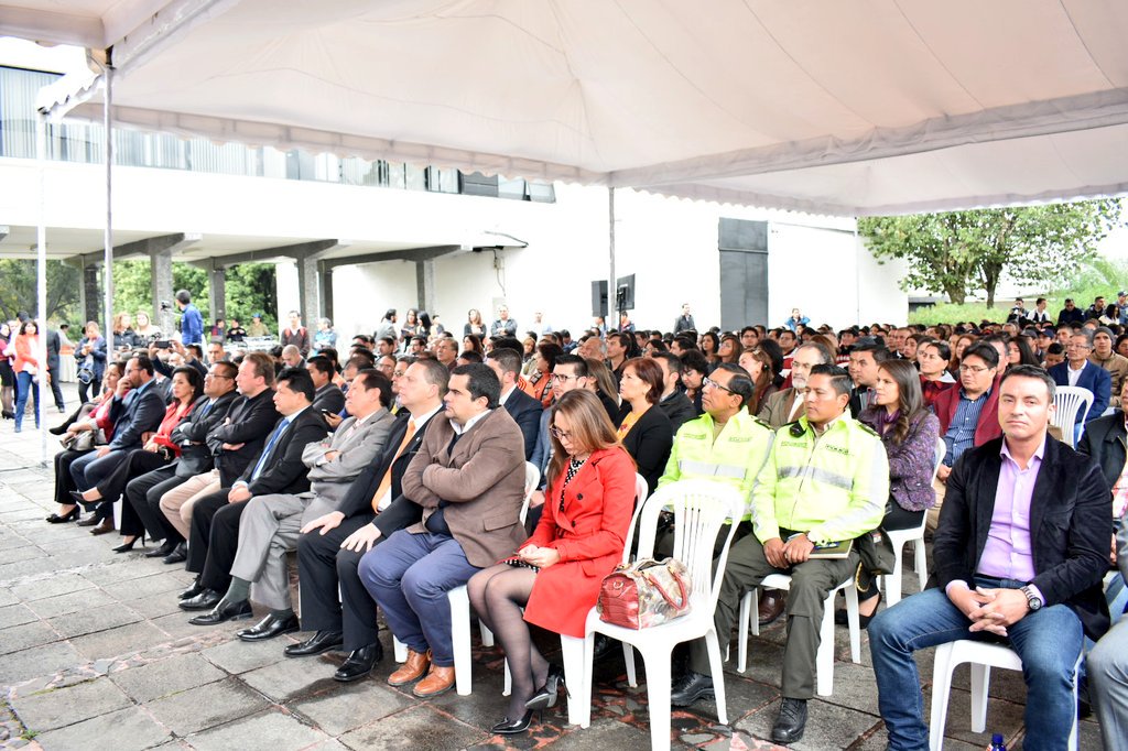 cesitarloja's tweet photo. "El #GobiernoDeTodos del Presidente @Lenin mantiene sus compromisos y junto a la Empresa Pública de la @udecuenca firma estos contratos que buscan optimizar la zona austral del país dentro del #PlanVialAzuay iniciado por el compañero @PaulGranda" @bopalv
#ObrasParaElAustro https://t.co/TljSPbxDxB