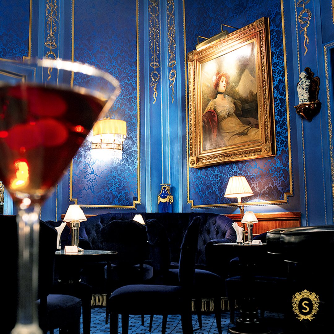 Our 'Blaue Bar' is probably the most beautiful place to enjoy the blue hour all day long #sacherhotels #hotelsacher #vienna #blauebar #sacher #bluehour #fridaynight #drinks #elegance #sacherbar #lhw #lhwtraveler