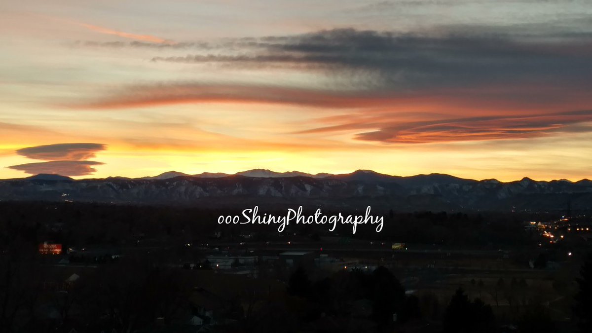 oooshinyphotos's tweet photo. Took this #sunset shot on 1-29-17 at #InspirationPointPark in #Denver, #Colorado.
#nofilter #amazing #beautiful #mountains #clouds #nature #naturephotography #photography #photographer #oooShiny #oooShinyPhotography https://t.co/xiDAcUAEAU