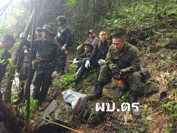 bnxcd's tweet photo. ดูข่าวแว้บแรกเห็นว่ามีทีม ตชด. ลงพื้นที่สำรวจปล่องถ้ำหลวง ก็คิดว่าคงเป็นหน่วยงานในพื้นที่ แต่พออ่านลึกเข้าจึงรู้ว่าผู้นำทีมท่านนั้นก็คือ"พลตำรวจเอกจักรทิพย์ ชัยจินดา" ตำแหน่ง ผู้บัญชาการตำรวจแห่งชาติและที่สำคัญคือ แทบไม่มีใครรู้เลยด้วยซ้ำว่าท่านลงไปในพื้นที่ คนจริง2018
#ถ้ําหลวง https://t.co/l3CftyikfA