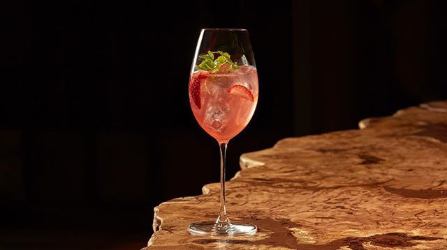hide_restaurant's tweet photo. Friday cocktail by @oskarkinberg at HIDE Below. Strawberry fields forever #tgif #cocktails #bar #londonrestaurants #hidelondon  photo by @joakimblockstrom https://t.co/truu7JIifk https://t.co/6Df8hzJP9J