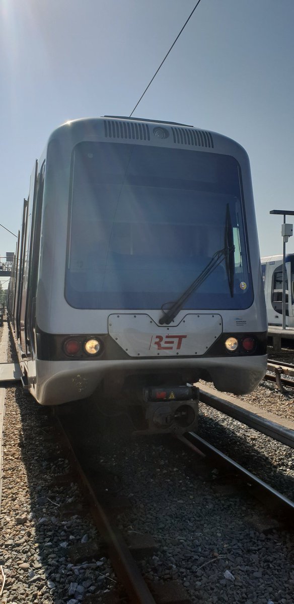 rdrietje's tweet photo. Al enige tijd bezig op de #erasmuslijn #metroD. Van #verstoring naar #storing in het voertuig. Even #resetten op #emplacementwaalhaven - #remisewaalhaven en dan kan hij weer de #dienst in. Terwijl @TomDeijl alles op alles zet andere #verstoringen op te lossen. #cvlret https://t.co/WKaFSu8iRF