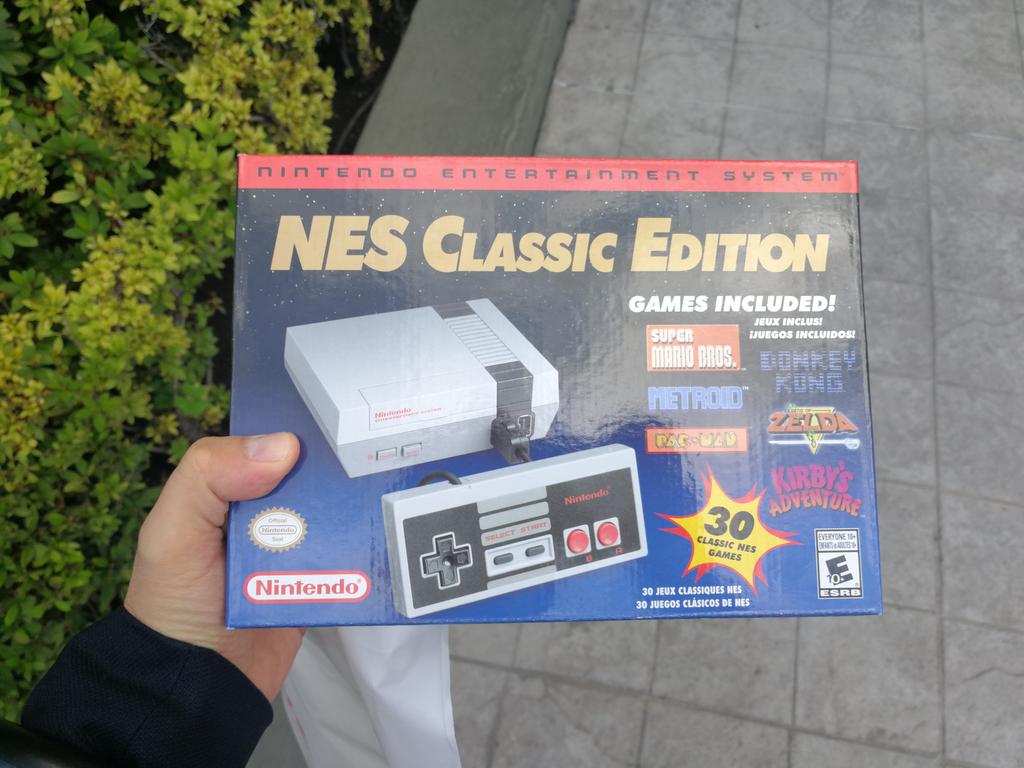 luigizs_'s tweet photo. Ahhh que emoción lo tengo en mis manos, y ustedes ya fueron por el suyo??? recuerden que hoy volvió a salir a la venta para todos aquellos que no alcanzamos a conseguirlo en el pasado mes de mayo del 2017 @NintendoAmerica #Nintendo #minines #mininintendo https://t.co/etodyqek4s
