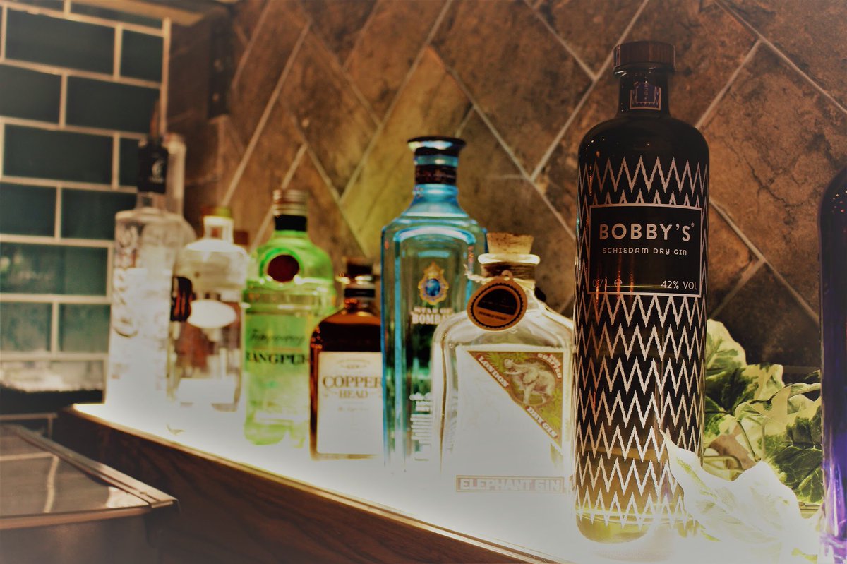 At a loose end this evening ? Bobby’s willing to entertain you ! Come see him ! #loveleam #house #wdyt #bobbys #friday #gin