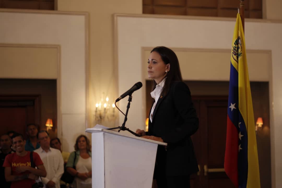 ConVzlaComando's tweet photo. #AHORA | @MariaCorinaYA: "Quiero agradecer a Támara Sujú porque solicitó medidas cautelares de protección para mi y miembros de Vente. Si me han perseguido, el Sebin lo hace a diario. Pero no es la primera vez".
#MCMLuchaConVenezuela https://t.co/pob0qnofUa